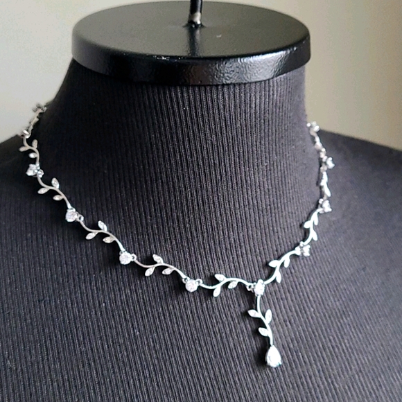 Jewelry - Olive branch necklace